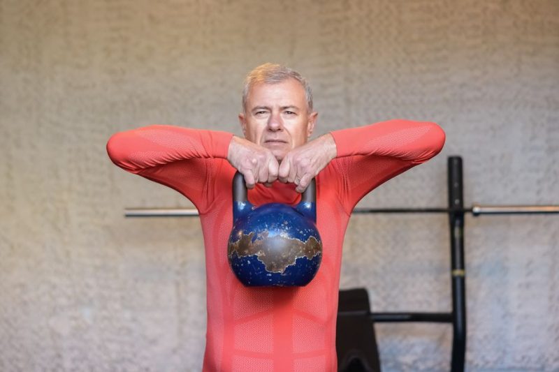 Äldre man på gym